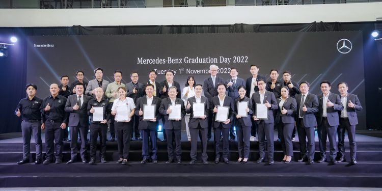 เมอร์เซเดส-เบนซ์ มอบประกาศนียบัตรจากเยอรมนีแก่นักเรียนช่างฝึกหัดรุ่นที่ 31 และ 32