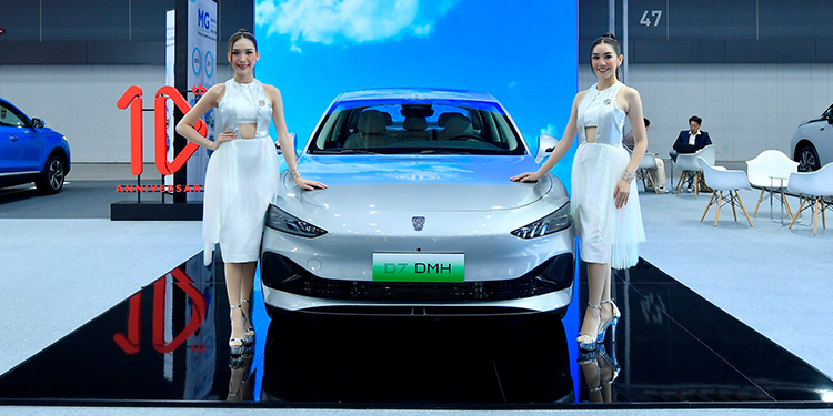 เอ็มจี นำรถพรีเมียมซีดาน ROEWE D7 DMH เผยโฉมครั้งแรก ร่วมงาน GREEN TECHNOLOGY EXPO 2023