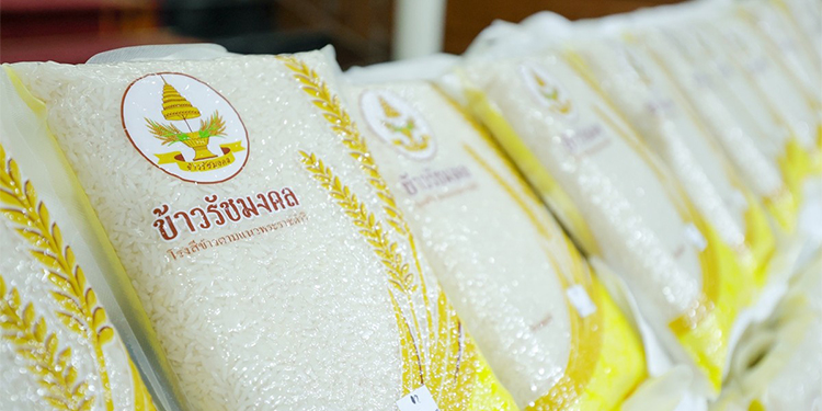 โตโยต้ามอบข้าวสารจากโรงสีข้าวรัชมงคล จำนวน 5,000 กิโลกรัม แก่กระทรวงกลาโหม เพื่อถวายเป็นพระราชกุศลแด่พระบาทสมเด็จพระเจ้าอยู่หัว เนื่องในโอกาส พระราชพิธีมหามงคลเฉลิมพระชนมพรรษา 6 รอบ