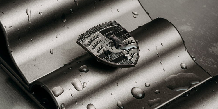 Porsche x Pantone เปิดตัวสีเทอร์โบไนท์ (Turbonite)ในรายงานเทรนด์สีแฟชั่นฤดูใบไม้ผลิ/ฤดูร้อน 2025/2026