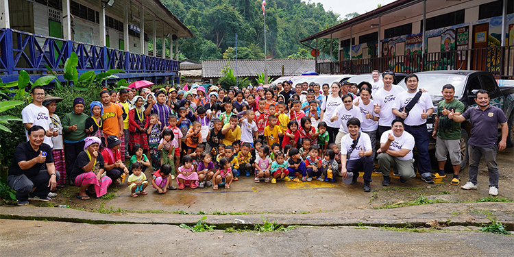 ฟอร์ดบริจาคกว่า 1.6 ล้านบาท ช่วยชุมชนห่างไกล นำทีมอาสาลุยมอบชุดยังชีพเยียวยาน้ำท่วม