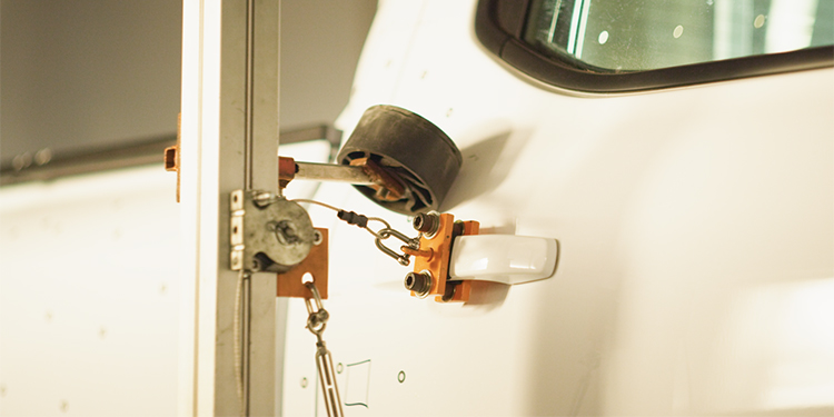 ฟอร์ดตอกย้ำนิยาม ‘เกิดมาแกร่ง’ ทดสอบประตูเรนเจอร์ เปิด-ปิดได้มากกว่า 1 แสนครั้ง