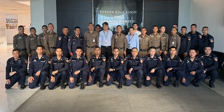 โตโยต้าถ่ายทอดความรู้เทคโนโลยีและการช่วยเหลือฉุกเฉินสำหรับรถยนต์ไฮบริดและรถยนต์ไฟฟ้า ให้กับข้าราชการตำรวจกองบังคับการตำรวจจราจร