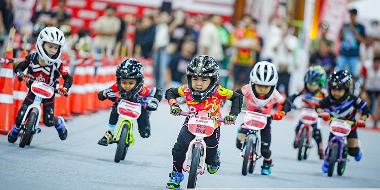 สมเด็จพระเจ้าลูกเธอ เจ้าฟ้าสิริวัณณวรี นารีรัตนราชกัญญา ทรงพระกรุณาโปรดเกล้าฯ พระราชทานถ้วยรางวัลชนะเลิศรายการ “Grandprix Runbike Championship Partnership with R.C.S.”