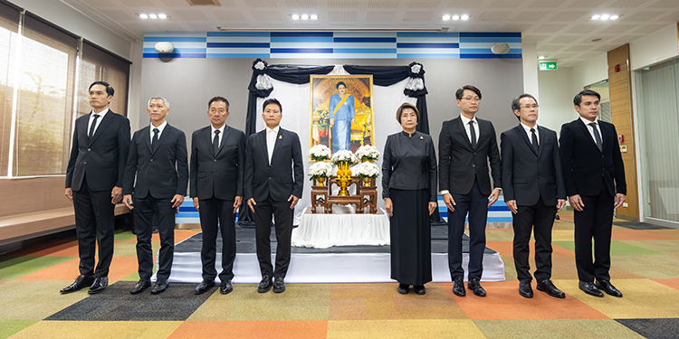 ลามิน่าจัดพิธีน้อมถวายความอาลัยเบื้องหน้าพระฉายาลักษณ์ สมเด็จพระนางเจ้าสิริกิติ์ พระบรมราชินีนาถ พระบรมราชชนนีพันปีหลวง