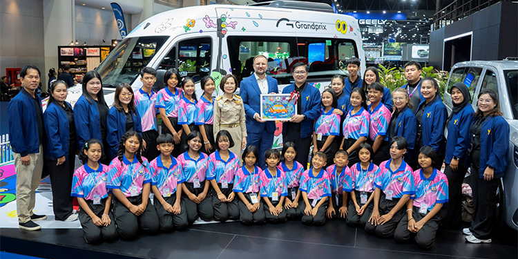 เมอร์เซเดส-เบนซ์ เปิดบูธรับเด็กนักเรียนเยาววิทย์เยือนงาน Motor Show 2026 เผยโฉมเจ้าของผลงานสุดน่ารักกับ Sprinter 419 Business รุ่นพิเศษที่มีคันเดียวในโลก