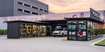 ปอร์เช่ ประเทศไทย เปิดโชว์รูมป๊อปอัพ “Porsche NOW Bangkok” ในย่านกัลปพฤกษ์ ขยายการเข้าถึงลูกค้าในฝั่งตะวันตกของกรุงเทพฯ พร้อมปูทางสู่โชว์รูมและศูนย์บริการแห่งใหม่สิ้นปีนี้