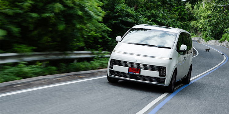 คันใหญ่ แต่ไม่ใช่เรื่องใหญ่หลังพวงมาลัย The new STARIA Hybrid ขับง่ายกว่าที่คิด พร้อมพื้นที่ให้ทุกคนเดินทางไปด้วยกัน
